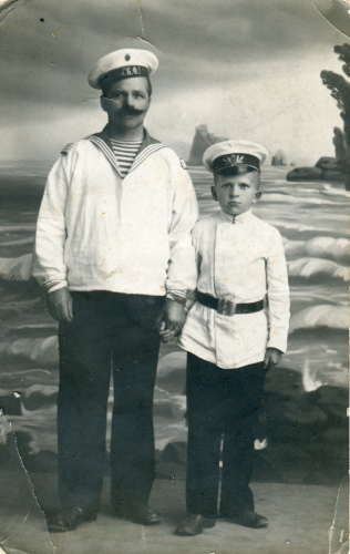 Рисунок 21. Учащийся Ревельской гимназии 
	императора Николая I в летней куртке произвольного образца (справа) с отцом (?), нижним чином унтер-офицерского звания Ревельского флотского полуэкипажа (слева). 4 сентября 
	1915 г.