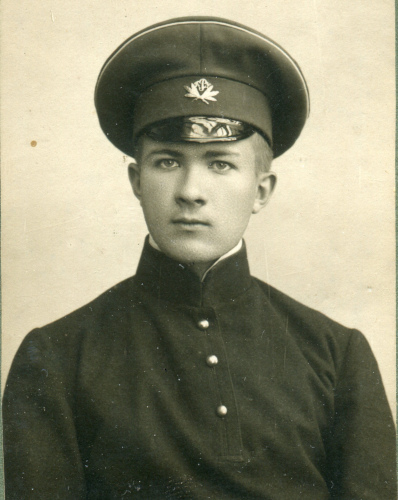 Рисунок 22. Учащийся Тамбовского реального 
	училища. Атрибуция согласно знаку на околыше фуражки. Обращает на себя внимание светлый кант по верху тульи последней. В том случае, если цвет канта был в реальности 
	светло-зеленым, в качестве гипотезы можно предположить, что он являлся отличием учащихся коммерческого отделения училища, т.к. известны фотографии учащихся частных 
	коммерческих училищ со светло-зелеными кантами на фуражках