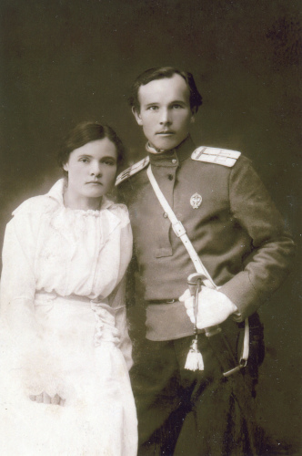 Рисунок 3. Военный чиновник, не имеющий 
	классного чина1. Шифровка на погоне указывает на место службы в ВНУ Туркестанского генерал-губернаторства. Обращает на себя внимание избыточная для военного чиновника 
	ширина погон