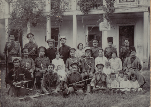 Рисунок 5. Руководство Кахского участка 
	Закатальского округа Кавказского наместничества и чины полицейской стражи Закатальского округа. На погонах коллежского секретаря ВНУ Кавказского наместничества достаточно хорошо 
	читается соответствующая шифровка К.Н.