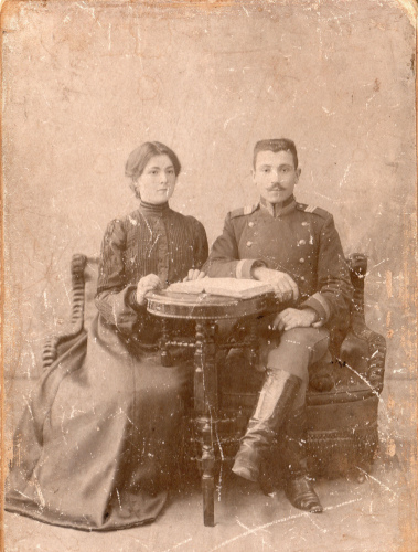 Рисунок 2. Нестроевой старшего разряда 
	ПЭНА в мундире образца 1897 г. с супругой (?).