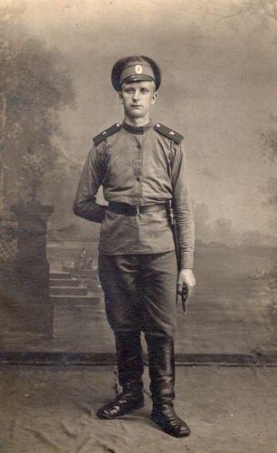 Рисунок 11. Нижний чин рядового звания 
	Офицерской электротехнической школы или Запасного электротехнического батальона. Обращает на себя внимание специальный погонный знак телеграфных рабочих рот согласно ПВВ от 
	19 августа 1917 г. № 541