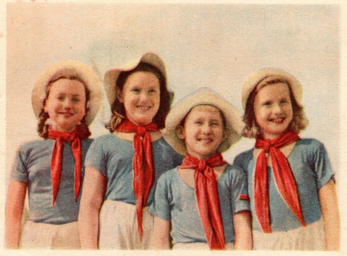 Рисунок 2. Открытое письмо «Юные пионеры» 
	(Цветная фотография И. Шагина, 1947 г.). У второй пионерки справа на рукаве имеются знаки различия вожатого звена/члена совета отряда