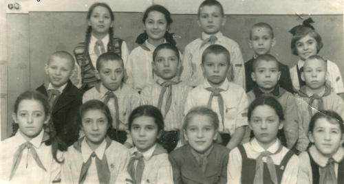 Рисунок 4. Примеры ношения знаков различия 
	вожатыми звеньев и председателями совета отряда/членами совета дружины