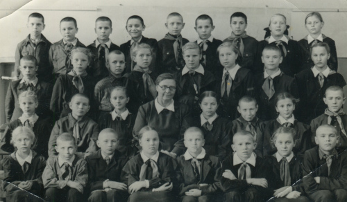 Рисунок 5. Примеры ношения знаков различия 
	вожатым звена и председателем совета отряда/членом совета дружины