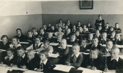 Рисунок 6. Пример ношения знаков различия 
	председателем совета отряда/членом совета дружины. 1954 г. Обращает на себя внимание размещение нашивок на нарукавной повязке или на защитном нарукавнике