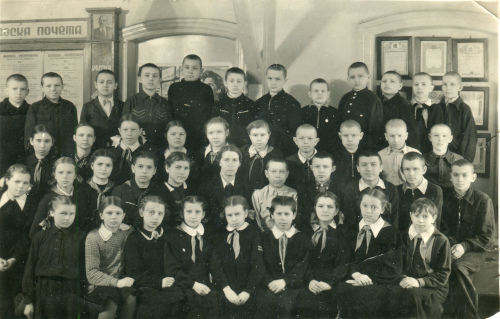 Рисунок 7. Примеры ношения ученицей 6-го 
	класса знаков различия председателя совета отряда/члена совета дружины. 1954-1955 уч. г.