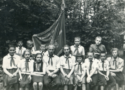 Рисунок 8. Примеры ношения знаков различия 
	председателями совета отряда/членами совета дружины