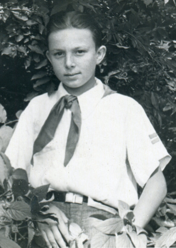 Рисунок 9. Пример ношения знаков различия 
	председателем совета отряда/ членом совета дружины