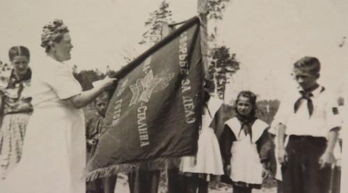 Рисунок 10. Вынос знамени пионерской 
	дружины. У стоящего крайним справа пионера хорошо видны знаки различия председателя совета дружины