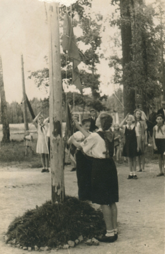 Рисунок 11. Подъем флага. 1948 г. Флаг 
	поднимает девушка со знаками различия председателя совета дружины
