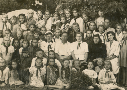 Рисунок 12. Пример ношения знаков 
	различия председателя совета дружины