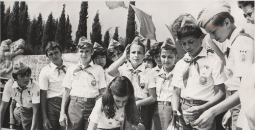 Рисунок 14. Пионеры «Артека» и Саманта 
	Смит (в центре). У стоящего крайним справа хорошо видны знаки различия председателя совета дружины