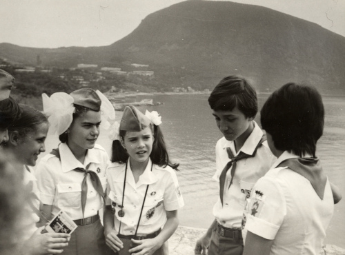 Рисунок 15. Пионеры «Артека» и Саманта 
	Смит (в центре). У стоящей крайней справа хорошо видны знаки различия председателя совета дружины