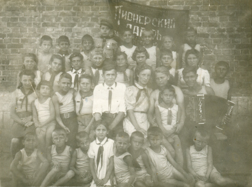 Рисунок 16. Пример ношения знаков различия 
	пионерского актива на груди открытых маек. 1946 г.