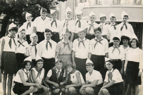 Рисунок 17. Пример ношения знаков различия 
	председателя совета дружины на груди блузы без рукавов