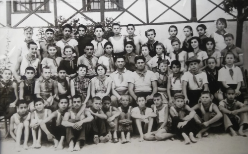 Рисунок 18. Пример ношения знаков 
	различия председателя совета дружины на груди закрытой майки