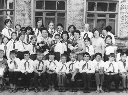 Рисунок 19. Пример ношения знаков 
	различия вожатого звена/члена совета отряда образца 1942 г. на пионерской рубашке образца 1966 г.