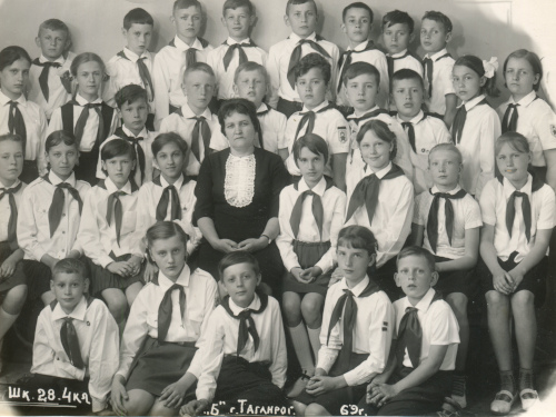 Рисунок 20. Пример ношения знаков 
	различия вожатого звена/члена совета отряда образца 1942 г. на пионерской рубашке образца 1966 г. и знаков различия председателя совета отряда/члена совета дружины образца 
	1942 г. на рубашке без пионерского шеврона. Учащиеся 4-го класса школы № 28 г. Таганрога, 1969 г.