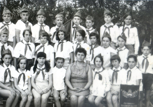 Рисунок 21. Пример ношения знаков различия 
	председателя совета отряда/члена совета дружины образца 1942 г. на пионерской рубашке образца 1966 г. ниже пионерского шеврона