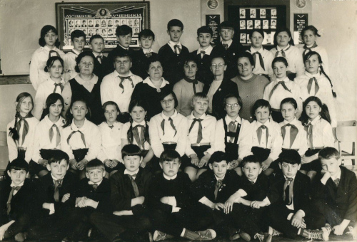 Рисунок 22. Комбинированные знаки различия 
	вожатого звена (звеньевого)/члена совета отряда в виде металлической звездочки на нашивке образца 1942 г., носимые на рубашке (блузе) без пионерского шеврона