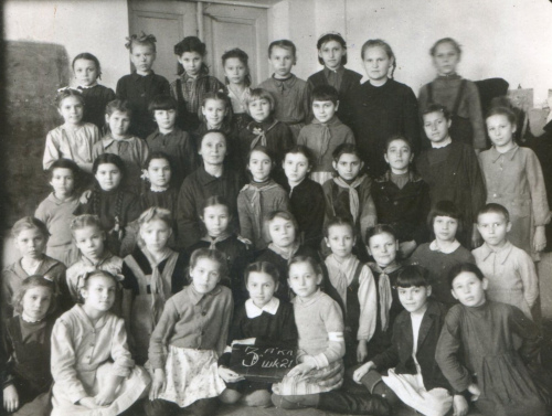 Рисунок 29. Знаки различия командира 
	октябрятской звездочки (?) на нарукавной повязке учащейся 3-го класса. 1948 г.