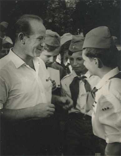 Пример ношения знаков различия председателя 
	совета дружины