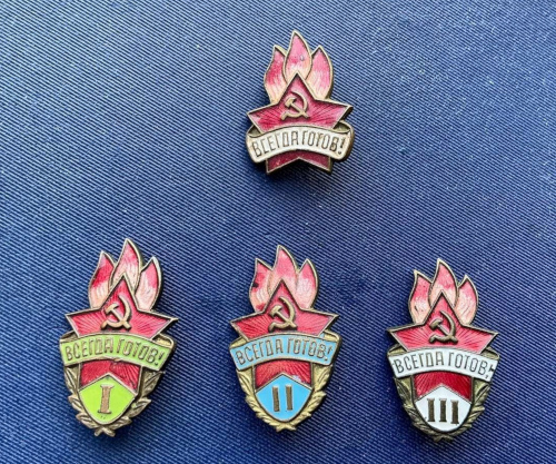 Рисунок 1. Пионерский значок образца 1944 г. 
	(вверху) и значки ступеней юного пионера образца 1958 г. (внизу)