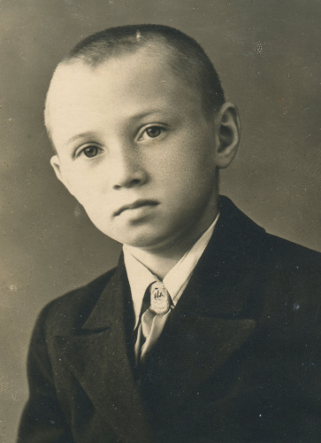 Рисунок 8. Примеры ношения зажима для пионерского 
	галстука с изображением костра и девиза «Всегда готов!» в 1946 г.