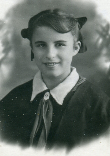 Рисунок 8. Примеры ношения зажима для пионерского 
	галстука с изображением костра и девиза «Всегда готов!» в 1946 г.