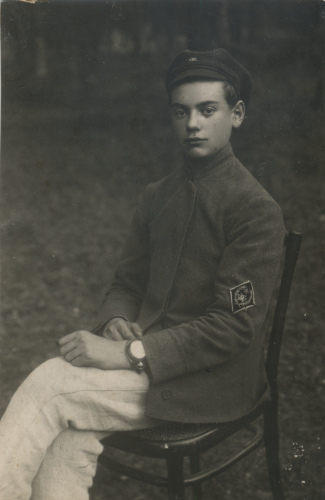 Иосиф Хуциев с неизвестной пока 
			нашивкой на рукаве, несущей на себе эмблему почт и телеграфов РИ, начало 1920-х гг.