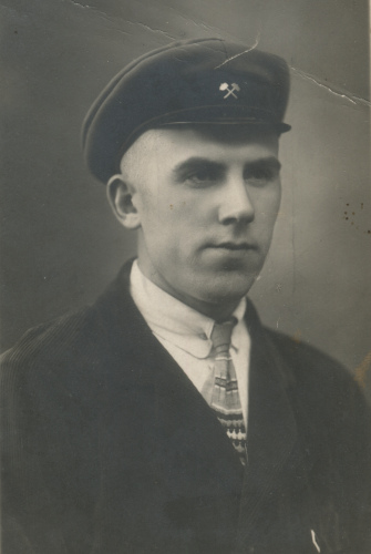 Пример использования горного значка 
			на фуражке в советское время