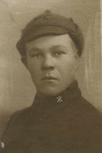 Неизвестный красноармеец с 
			упраздненными в 1924 году, но впоследствии довольно распространенными петличными значками прожекторных частей