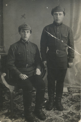 Красноармейцы отдельной гидротехнической 
			роты МВО. У одного из них шифровка 'ОГТР'