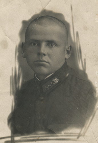 Младший командир с петлицами стрелковых или 
	кавалерийских частей на рубахе и химическими эмблемами по специальности.