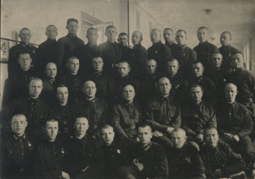 Киевская военная школа связи. В центре второго ряда 
	сидит начальник школы А.П. Титов (к-11). У курсантов на петлицах шифровки «КШ»