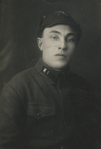 Красноармеец 1-го полка связи с шифровкой своей 
	части ('1'), 1929