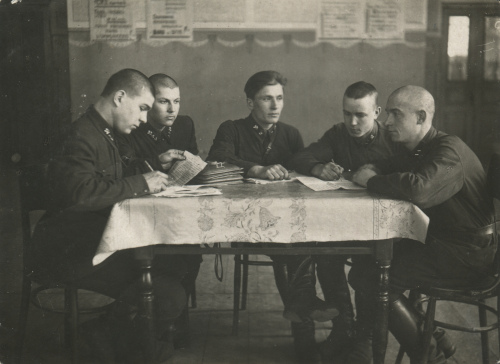 Президиум партийной ячейки полковой школы 3-го
железнодорожного полка, 1933