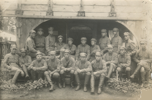 Личный состав 9-го железнодорожного полка. У всех
военнослужащих на петлицах значки № 9 - у командиров со знаками различия, а у красноармейцев с шифровкой полка («9»). Большинство имеет также нарукавный знак образца 1919/22
гг.