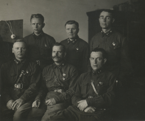 Выпускники автодорожного факультета
Военно-транспортной академии РККА: в первом ряду первый и второй слева - И.Н. Смирнов и Е.И. Иванов, во втором ряду первый и второй слева - Н.М. Ратников и А.Д. Михайлов.
1934 год