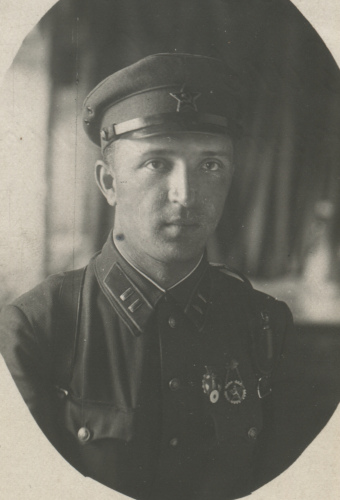 Помощник военкома 27-го строительного
железнодорожного полка М.В. Силяев. Петлицы предположительно черные с синим кантом.