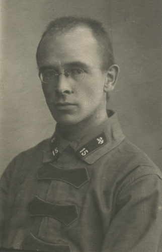 Красноармеец 15-го железнодорожного батальона
в форме одежды 1922 г. с петличной шифровкой 15 и значком № 20 (согласно приказу РВСР № 322 от 31 января 1922 г.)