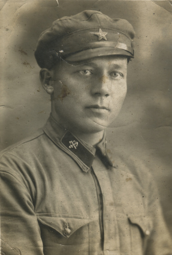 Неизвестный красноармеец железнодорожных
частей с металлическими значками № 9 на петлицах