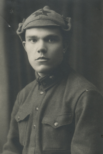 Неизвестный красноармеец 8-го железнодорожного
полка. На его петлицах шифровка «<b>8</b>» и значки выполнены краской по трафарету.