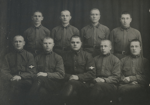 Младший командир и красноармейцы 11-го
железнодорожного полка с уменьшенными значками в петлицах, 1928