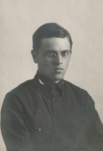 Военнослужащий ВОСО без знаков различия, со
значками № 10 образца 1924 года в петлицах