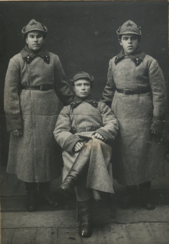 Трое красноармейцев 1-го железнодорожного полка
с шифровкой своей части