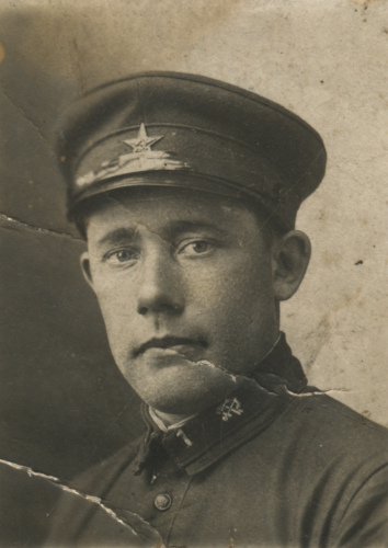 Металлическая эмблема на петлицах красноармейца 1-го
железнодорожного полка Б. Алексеева установлена поверх прежней, выполненной краской по трафарету. Присутствует также номер полка 1