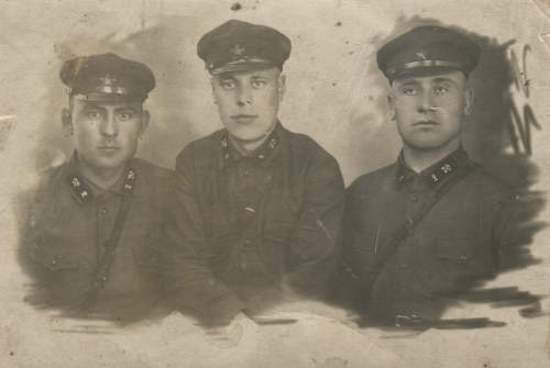 Трое красноармейцев 2-го железнодорожного полка.
На петлицах шифровка 2 и значок железнодорожных войск