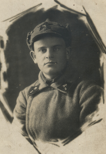 На снимке неизвестный красноармеец, вероятно,
3-го железнодорожного полка с шифровкой 3